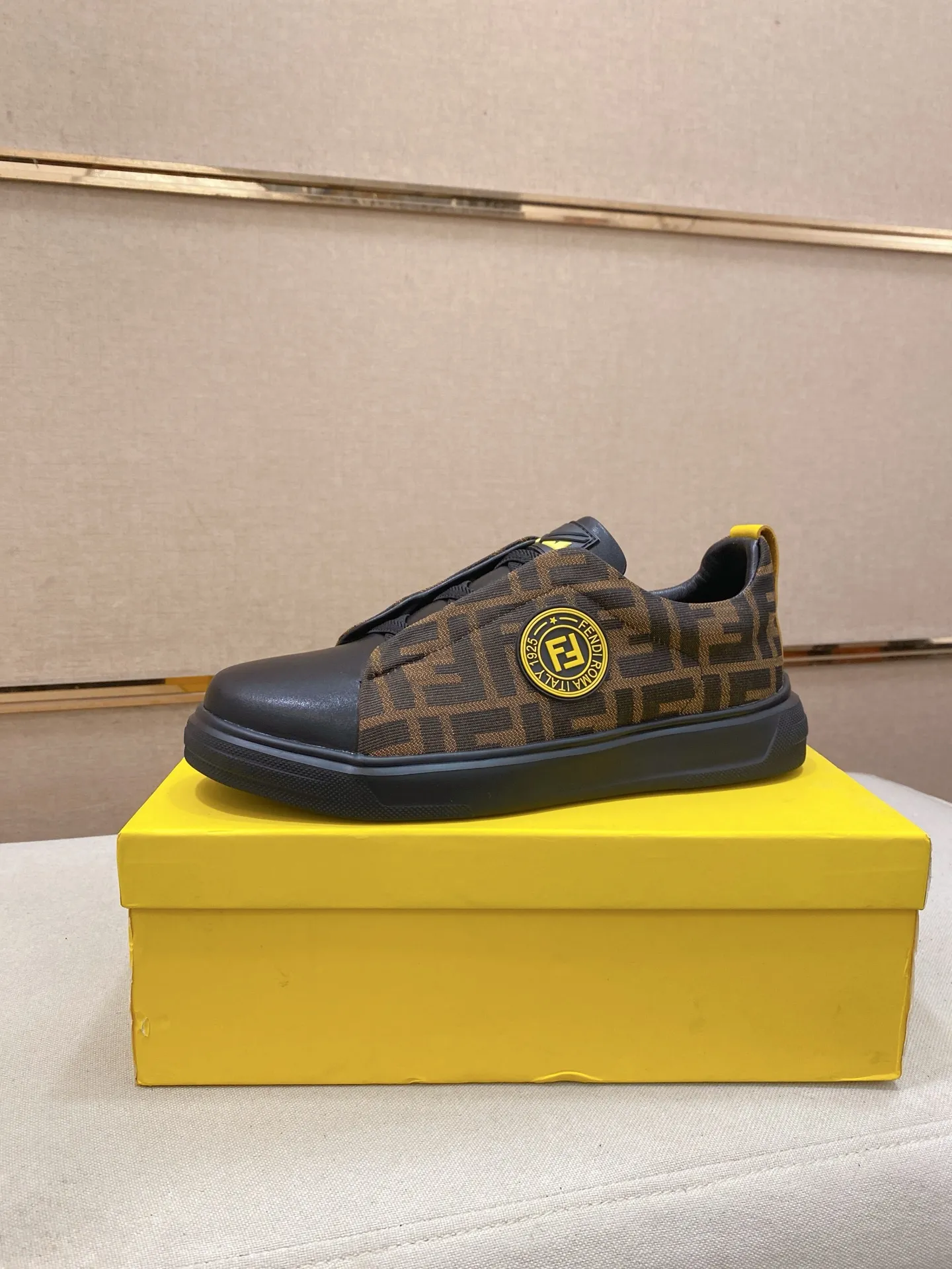 Factory price 400💰 (fendi) New style 👊🏻 upper 🇮🇹 imported cowhide fabric 🇩🇪 lining imported sheepskin lining. The original outsole is molded to highlight the identity of every man, and the upper foot is elegant and stable🚶🏻🚶🏻The high-end custom counters reproduce the original version📯No matter the wind or rain, the shoe last remains unchanged and can withstand the verification of time🔍️,🔵 Size: 38-44